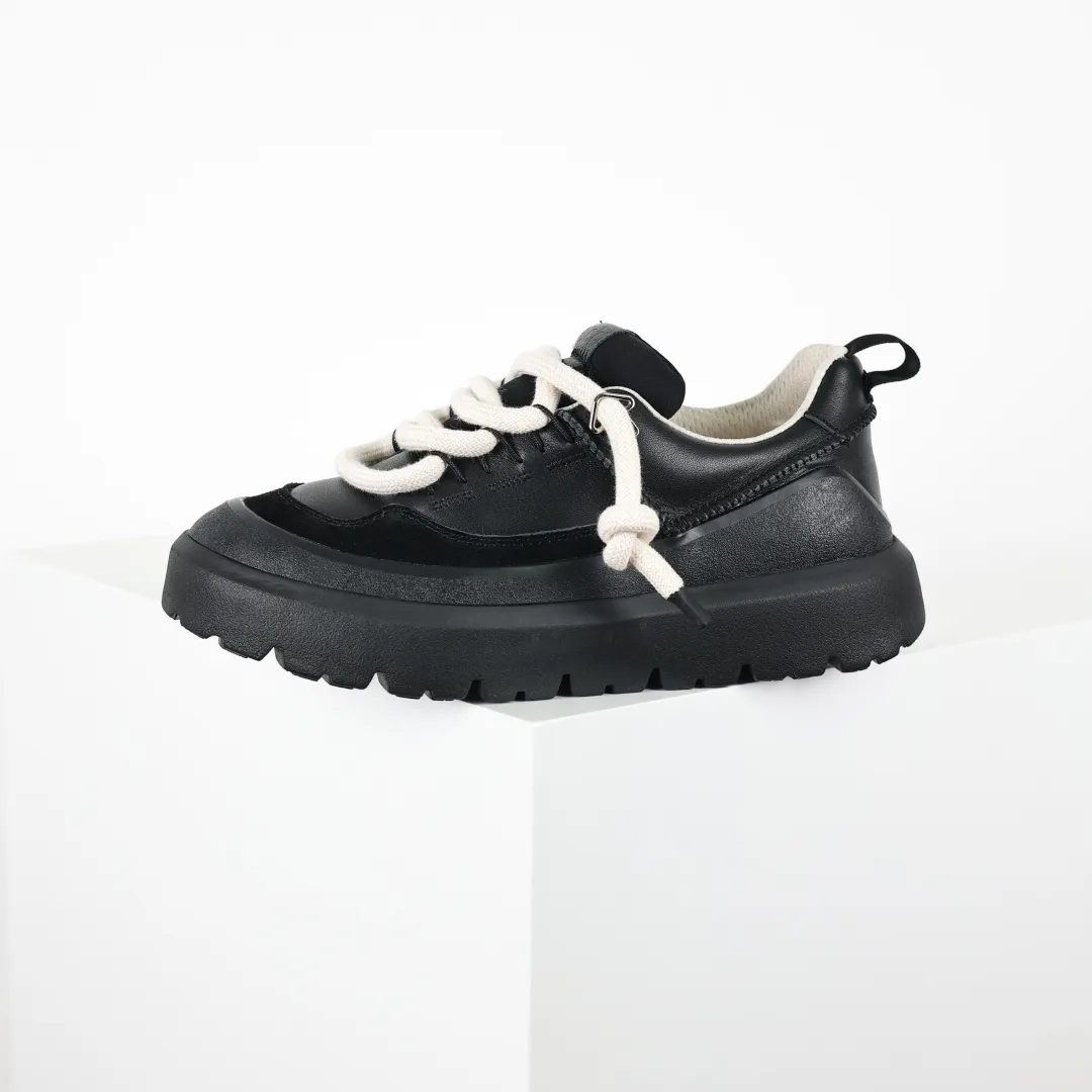 Copy price 💰700 Core recommendation Good price In recent years, uug has launched a series of styles that are partially geared towards the preferences of young consumers and have also moved to the forefront of fashion trends. Shoe body material Water-repellent coated suede upper 17 mm UGGPURE™ implanted wool insole Lightweight non-slip comfortable rubber outsole Brand LOGO trademark Comes with a full set of packaging Size: 36 37 38 39 40 41 42 43 44 45